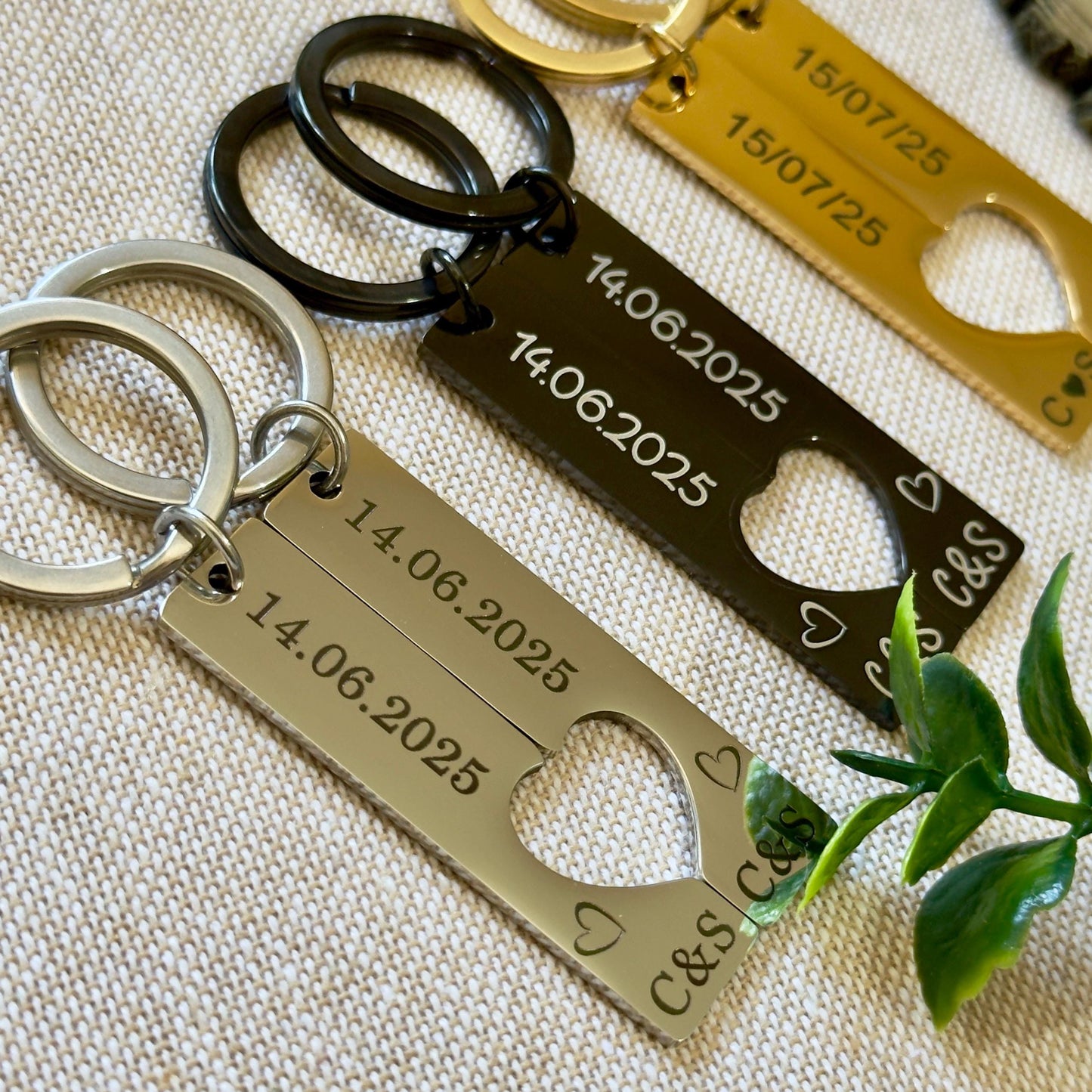 Custom Pair of engraved Wedding Mr & Mrs Keyrings, Couple Anniversary Gift, Wedding Date Keyrings, Wedding gift, Valentines Gift for Him Her