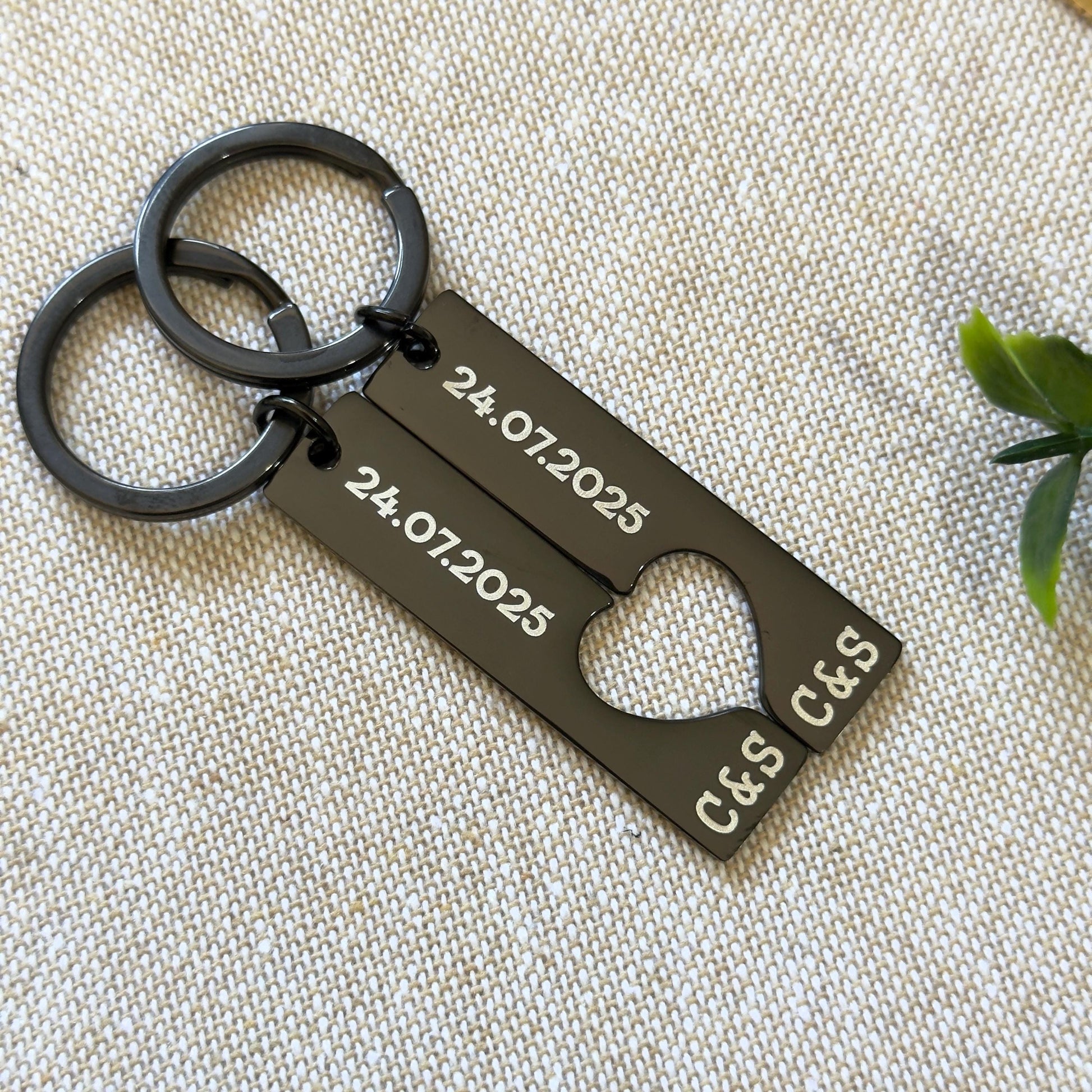 Custom Pair of engraved Wedding Mr & Mrs Keyrings, Couple Anniversary Gift, Wedding Date Keyrings, Wedding gift, Valentines Gift for Him Her
